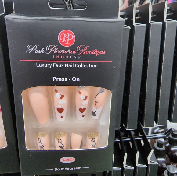 Luxury Faux Nail Collection - Picture 6 of 6